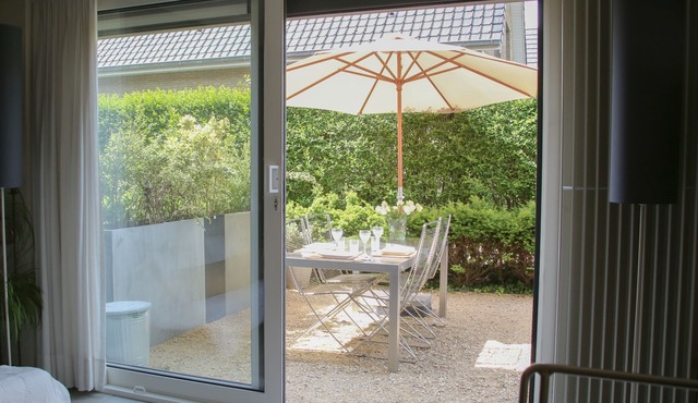 Design vacation studio, close to the sea with private garden, parking and bicycle storage