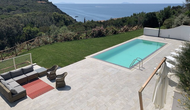 Design villa facing the sea, private pool, a/c, wifi, garden, parking