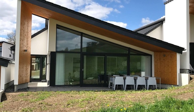 Design Villa Winterberg: Luxury vacation home directly on the slopes/meadow