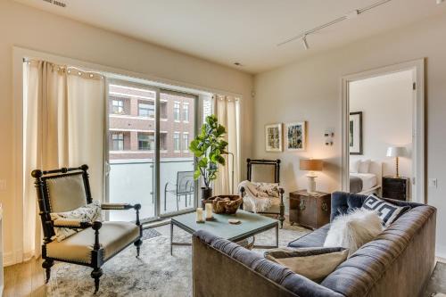 Designer 3BR with Balcony & Elevator on Clark! apts