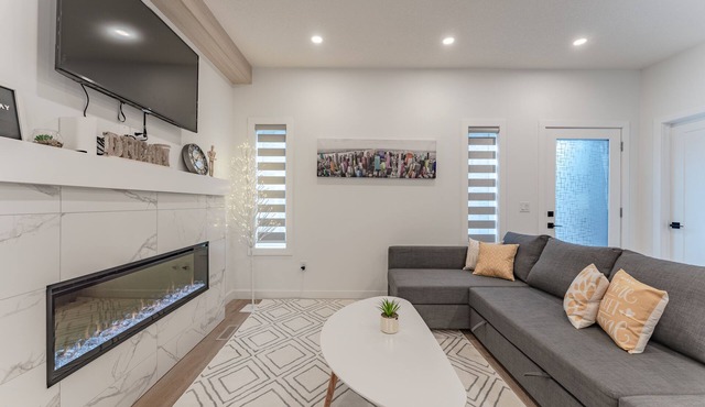 DESIGNER 4 BD Showhome/10 Mins DT w/Garage & Fireplace