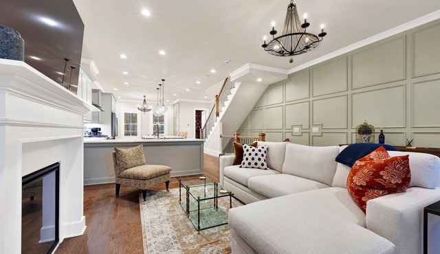 Designer Eastern Wharf Townhouse | Monkey Bath | Walk Everywhere