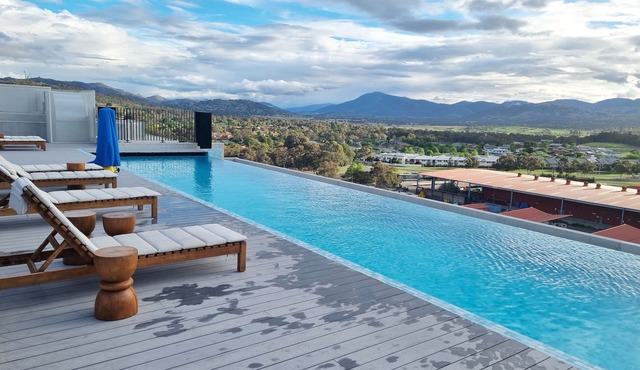 Designer Gem! Comfort with Style. Boosts rooftop pool, spa, sauna & park.