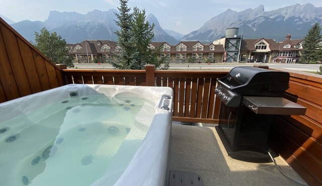 Designer Home, Private Hot Tub