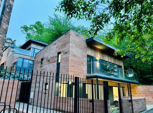 DESIGNER HOUSE - University of Glasgow/Central Glasgow 'Hillhead' West End G12 - Luxurious & Contemporary Detached House/Terrace/Garden/'electric car charging' Garage Parking