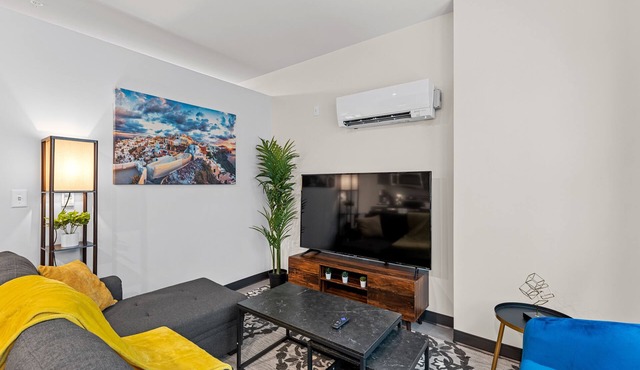 Designer Luxe 1BR in Historic West Town/Fast WI-FI