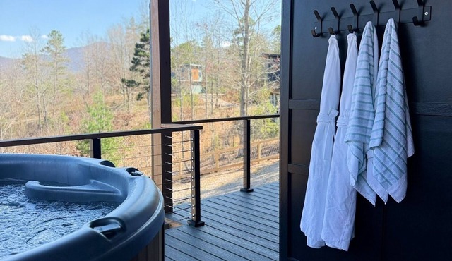 Designer Mountain Retreat - Hot Tub + Mtn Views + Pickleball + King beds