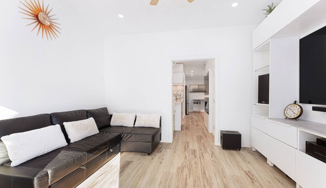 Desirable Private 2 bedroom Suite near Downtown