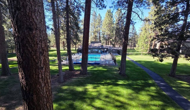 Desperado - Updated Sisters Condo with Pool, Hot Tub & Fireplace