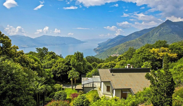 Detached 3-bedroom house with huge terrace & dream lake view