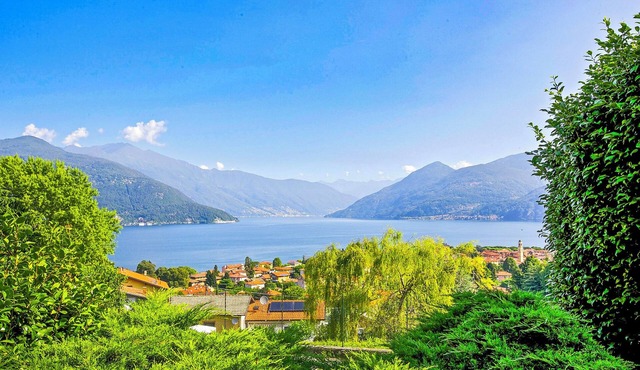 Detached 3-bedroom house with beautiful outdoor area & dream lake view