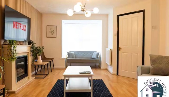 Detached 4 bed, Modern Contractor Pad, Reading