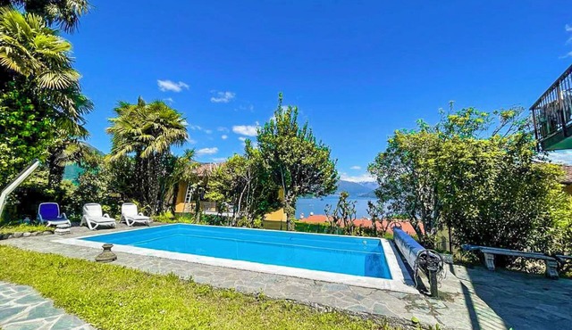 Detached 4½-room house with pool and fantastic lake view