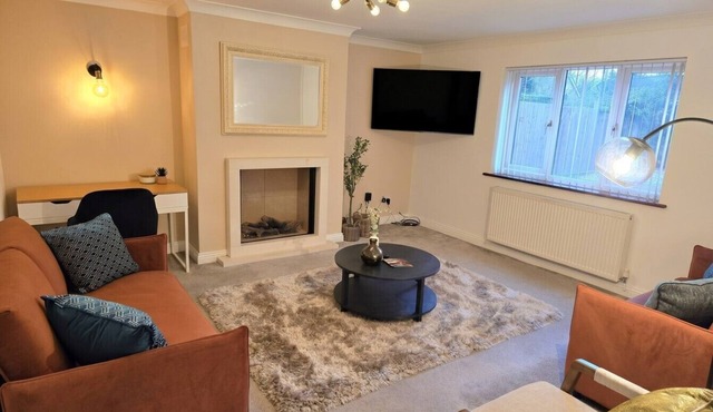 Detached 5-Bed with Games Room · Quedgeley near Gloucester · Sleeps 10