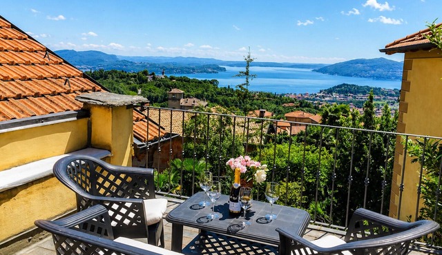 Detached 6½-room house with 2 terraces, a hillside garden, a balcony and a roof terrace