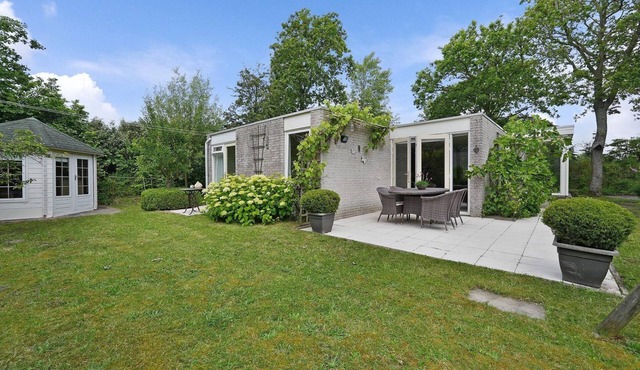 Detached and completely single-floor holiday bungalow on the award-winning holiday park Klepperstee near the beach and the North Sea.