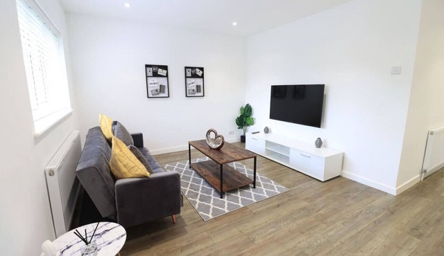Detached Bungalow Driveway Parking Excellent Location Fast WiFi Garden Self-Check-In Yoko Property