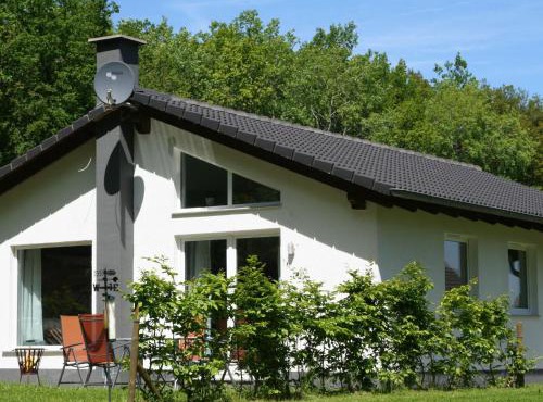 Detached bungalow with dishwasher in a green area