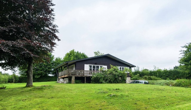 Detached chalet with views of the lake of Butgenbach in the middle of nature
