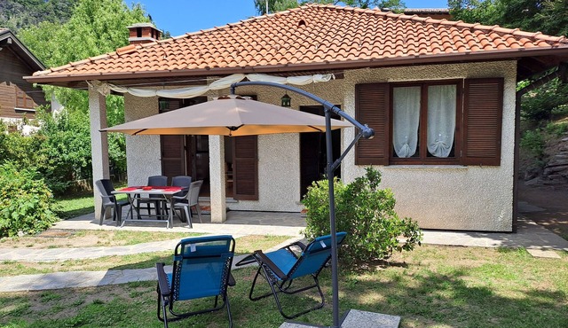 Detached, cool, sunny and quiet cottage with large garden
