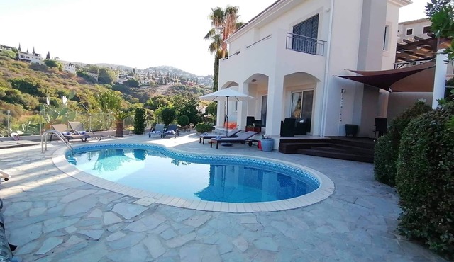 Detached Designer Villa. With Heated Pool , WIFI & Stunning Sea Views .