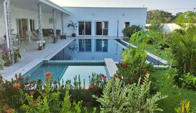 Detached exclusive pool villa, secluded, bars and restaurants. 5 min. by car