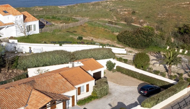 Detached house 6 (to 8 pers with sup over 6). .100m from the beach)