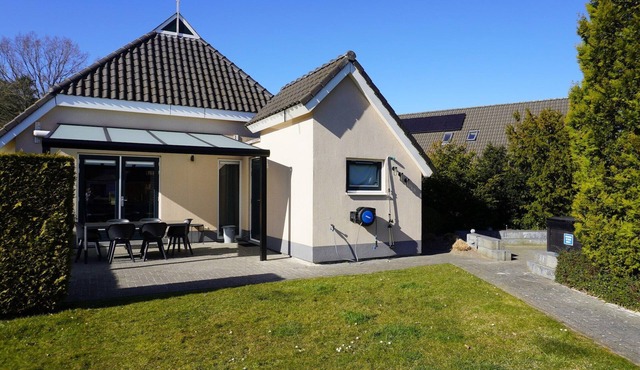 Detached holiday home with jetty and outdoor spa