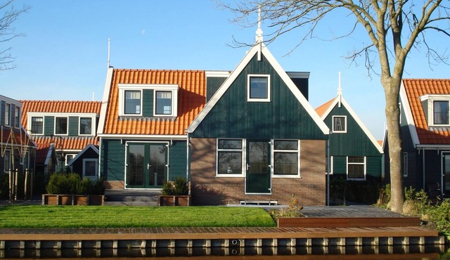Detached holiday home for 10 people with 4 bedrooms, 3 bathrooms, bathtub, large garden, 2 parking spaces and free Wi-Fi. Ideal for families.