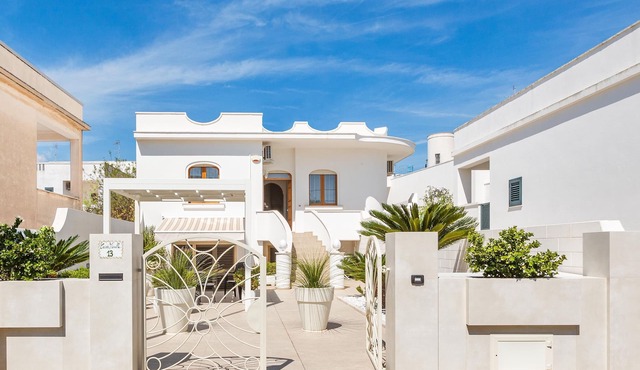 Detached house approximately 350 meters from the sea