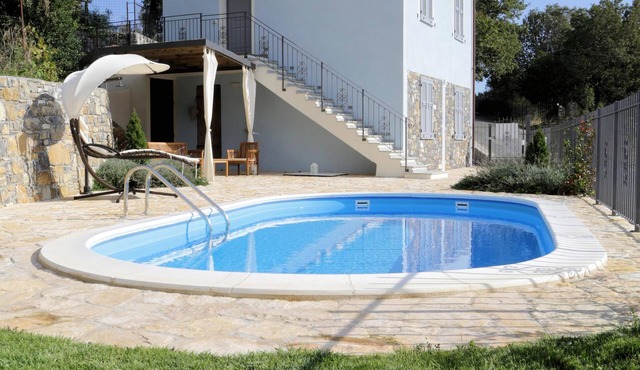 Detached house, with swimming pool, open view, barbecue and private parking.