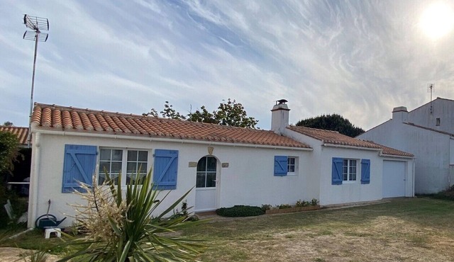 Detached house with dishwasher, enclosed garden, near beach and center