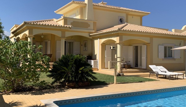 Detached, private villa with pool in spacious gardens, WIFI, AC