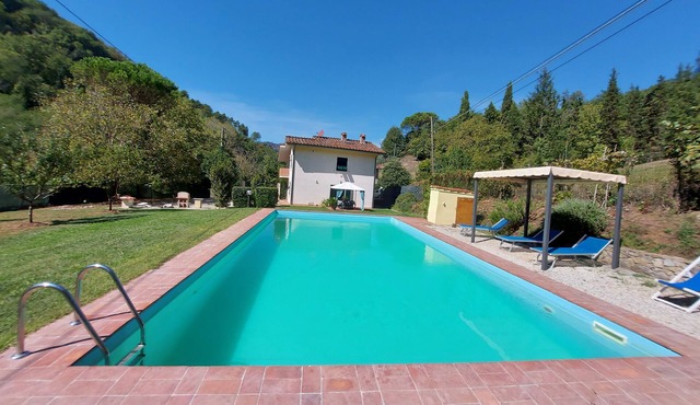 Detached property with 4 bedrooms, garden, and private pool near Lucca.
