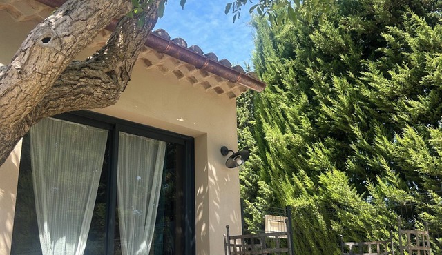 Detached Provencal house with private pool, close to the lake.