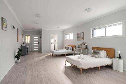 Detached Quadruple Studio Room with Simple Kitchenette near Top Ryde city