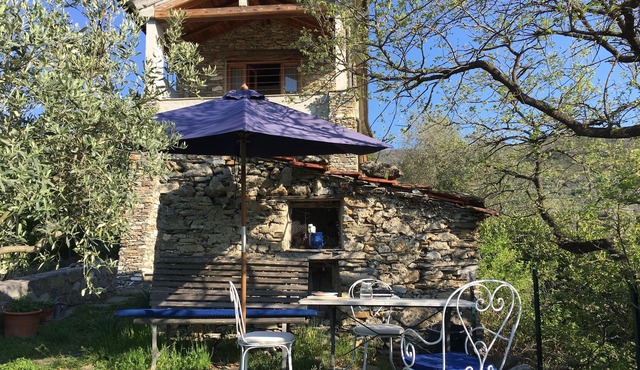 Detached rustico in Liguria, far-reaching views of unspoiled nature, olive groves