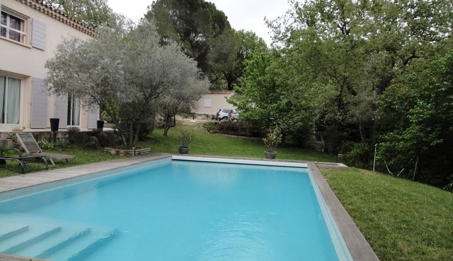 Detached studio with terrace in Aix countryside property