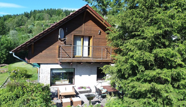 Detached vacation home with sauna and whirlpool for individual use