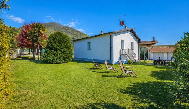 Detached vacation home with large garden, 2 balconies, parking & e-charging station - only 300 m to Lake Maggiore, central & quiet