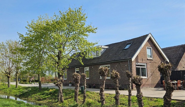 Detached vacation home Mondrian near Amsterdam along river in nature