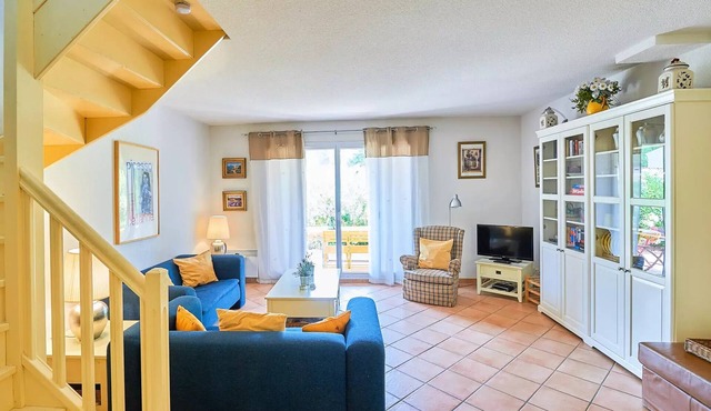 Detached villa, 2 bathrooms, sleeps 6