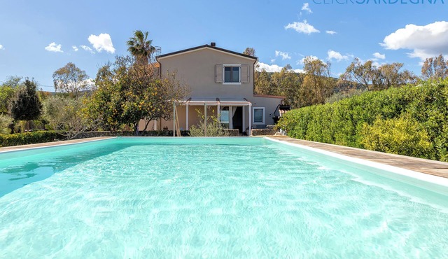 Detached villa 3km from the beach with pool, 4 bedrooms 3 bathrooms 2 kitchens