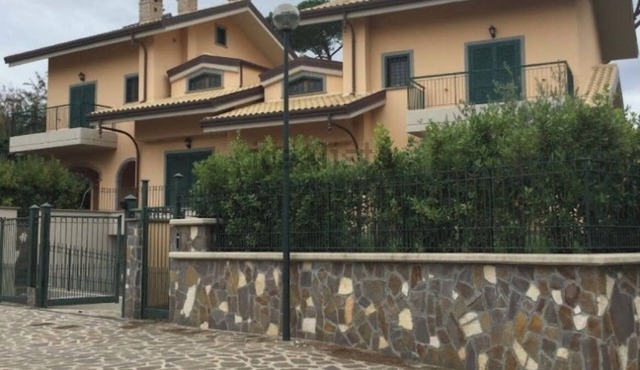 Detached villa immersed in the quiet and greenery of the Roman Castles.