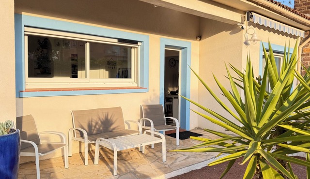 Detached villa with 1 a 8 fenced garden 100 m from the beach.