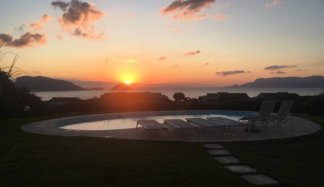 Detached villa with private pool and spectacular sea views