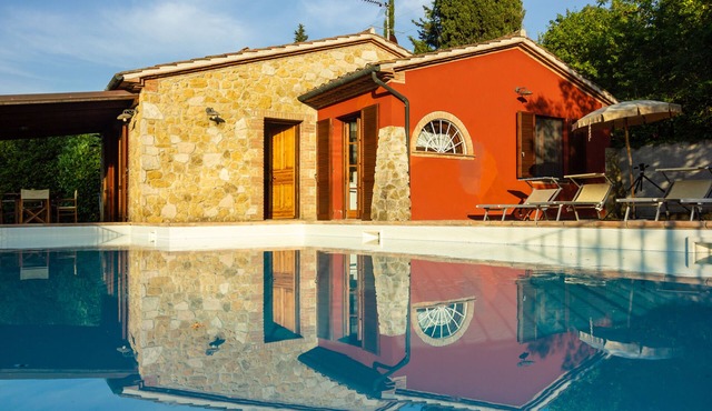 Detached villa with private pool for 5 people
