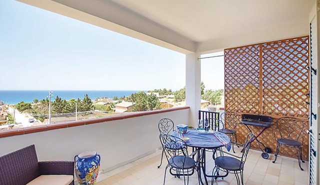 Detached villa with beautiful terrace overlooking the sea