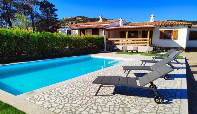 Detached villa with large garden and swimming pool 50 mt from the sea