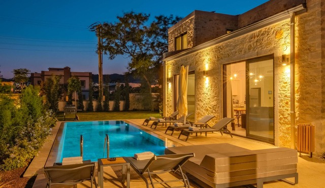 Detached Villa with Private Pool 5 min to the Beach and City Centre